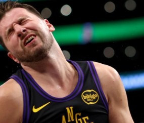 美式橄榄球-湖人输得不冤！三次漏判魔术两次吃亏：漏吹东契奇走步+打手犯规